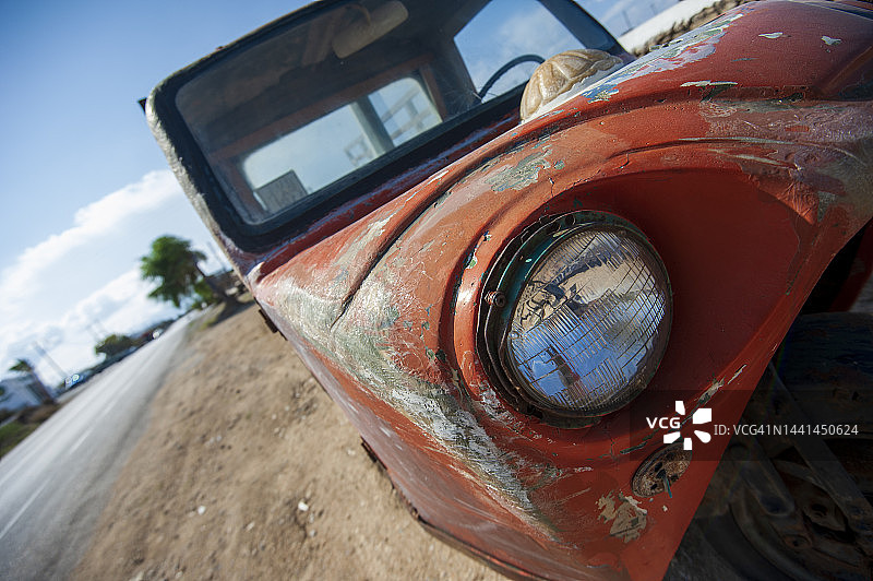 米科诺斯岛的旧生锈汽油三轮车图片素材