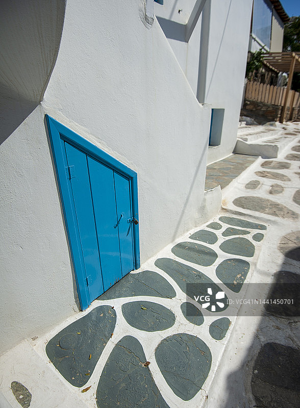 米科诺斯镇的蓝色小门图片素材