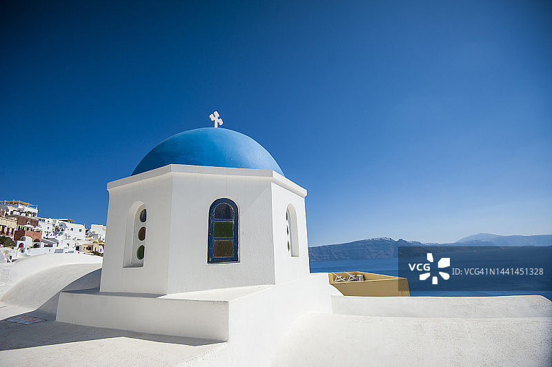圣托里尼标志性蓝色圆顶教堂图片素材