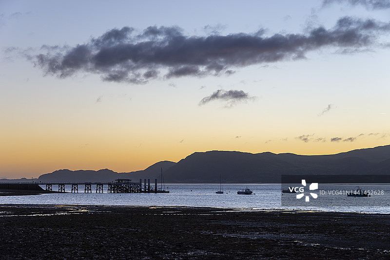 威尔士安格尔西梅奈海峡博马里斯的黎明图片素材