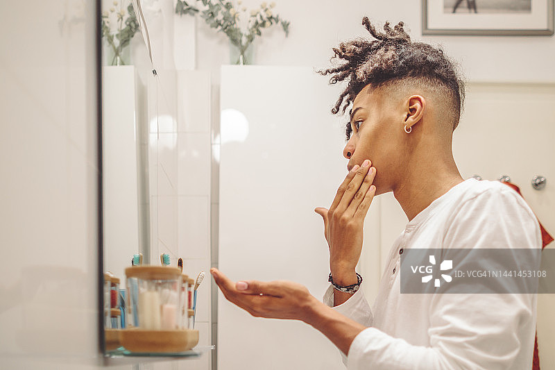 在家 - 年轻男人正在刷牙图片素材