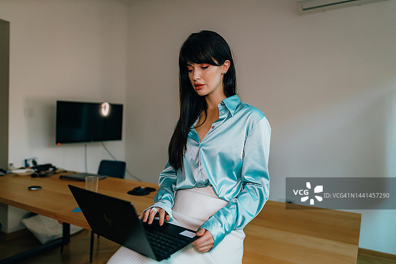 年轻女商人使用笔记本电脑办公图片素材