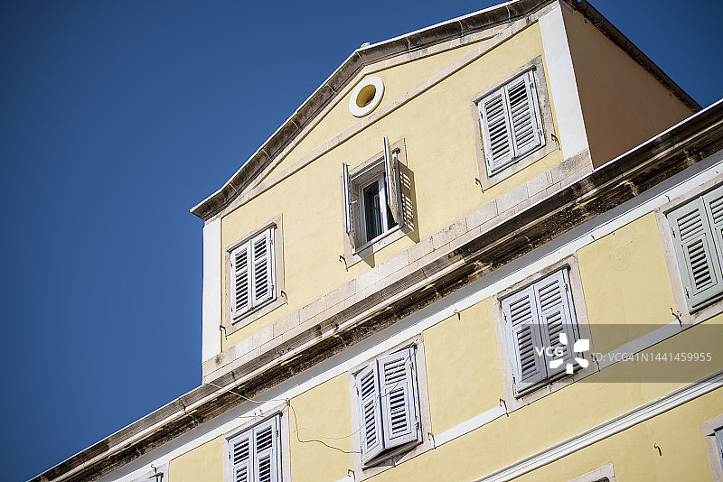 带木制百叶窗的美丽地中海建筑图片素材