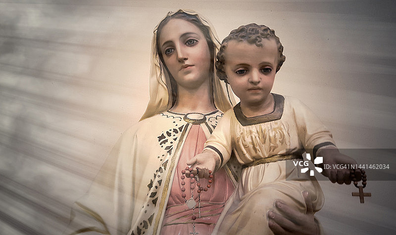 圣母玛利亚怀抱耶稣雕像图片素材