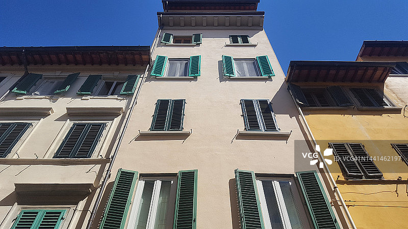 仰视视角下的意大利佛罗伦萨中世纪住宅建筑图片素材