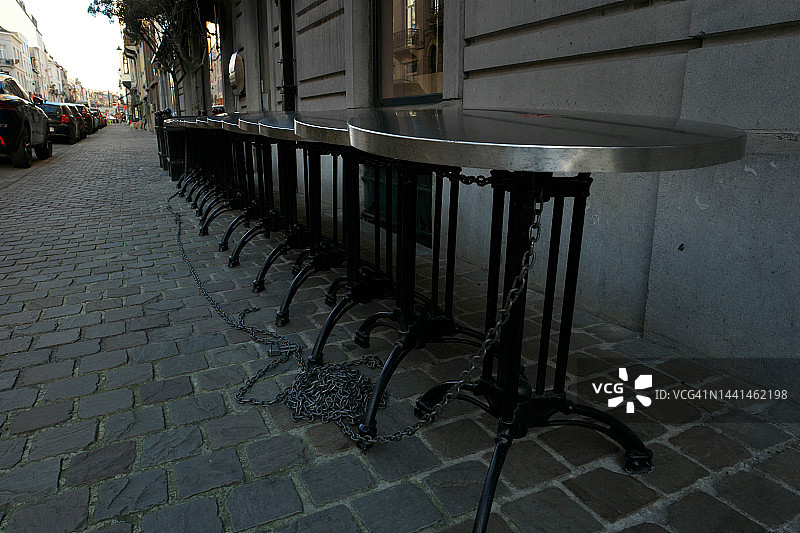 带防盗链的小酒馆桌子图片素材