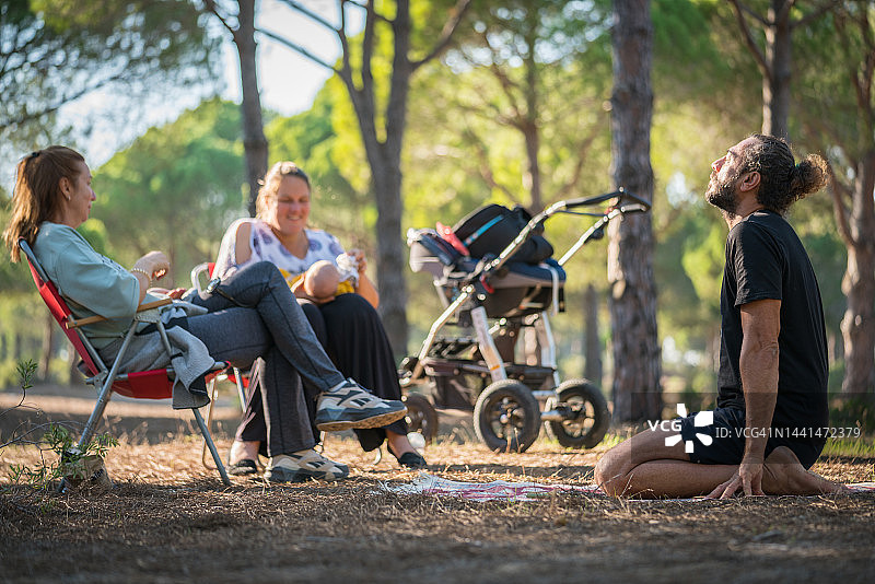 在森林里露营和冥想的家人图片素材