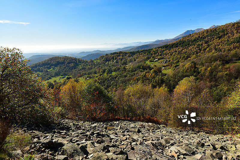皮埃蒙特阿尔卑斯山的壮丽秋景图片素材