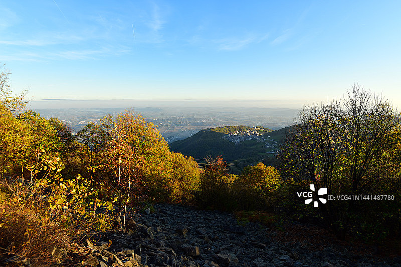 皮埃蒙特阿尔卑斯山的壮丽秋景图片素材