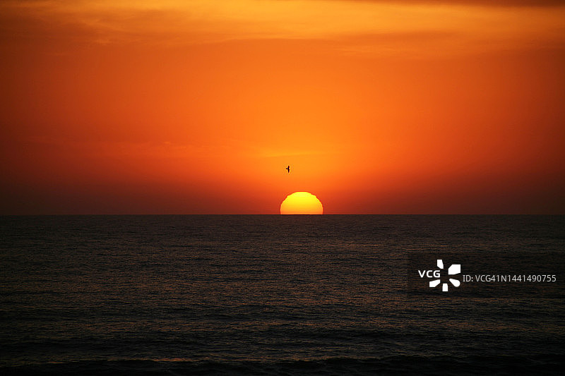 乐观与希望：海洋日落背景和壮丽的天空图片素材