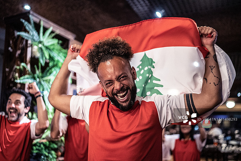 中年男人挥舞着黎巴嫩国旗庆祝图片素材