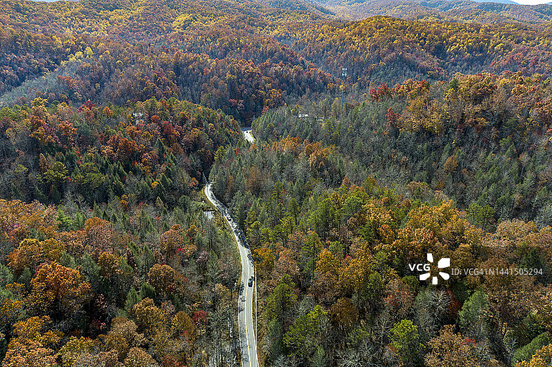 秋色山脉的空中景观图片素材