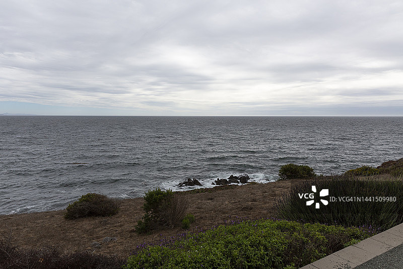加利福尼亚州皮斯莫附近多云大风天的太平洋景色图片素材