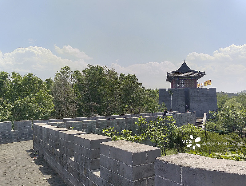 中国东北辽阳市隆首峰景区长城重建图片素材