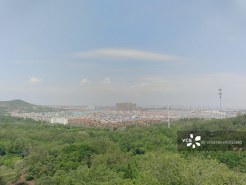 从辽阳市龙石风景区向北眺望辽阳市图片素材