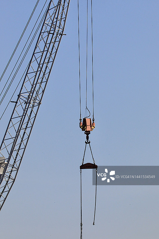 港口起重机上的空载荷图片素材