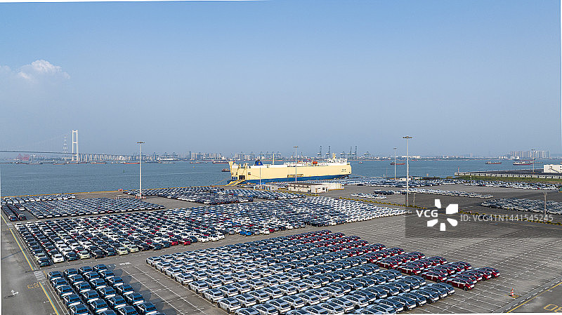 出口港停放的汽车俯视图图片素材