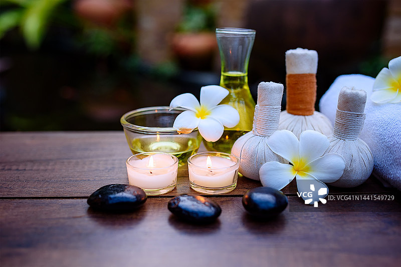 白色毛巾、自然光蜡烛和禅宗玄武岩石组成的水疗场景图片素材