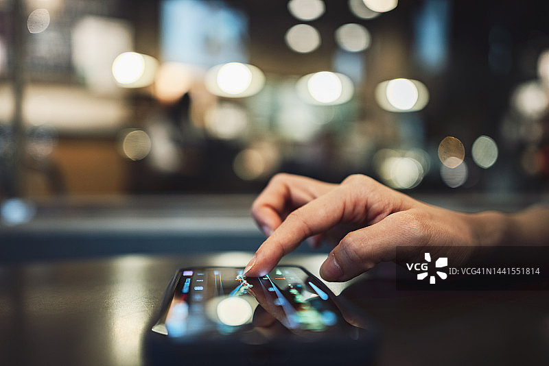 商务人士在电脑屏幕上跟踪股票图表图片素材