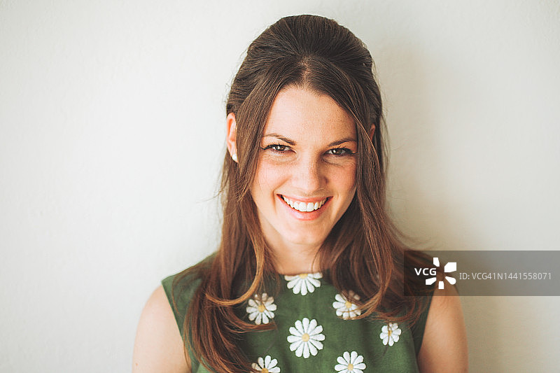 60-70年代复古微笑女人肖像图片素材