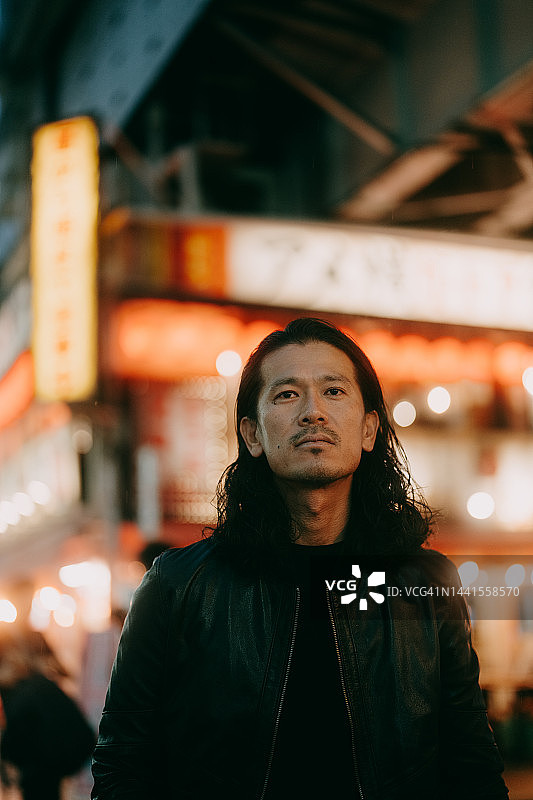 东京夜市的男人肖像图片素材