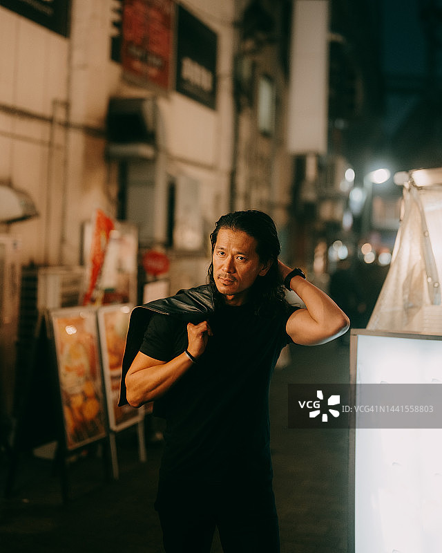 男人走在东京的后街小巷里图片素材