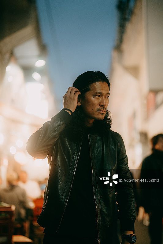 东京后街小巷里的男人图片素材