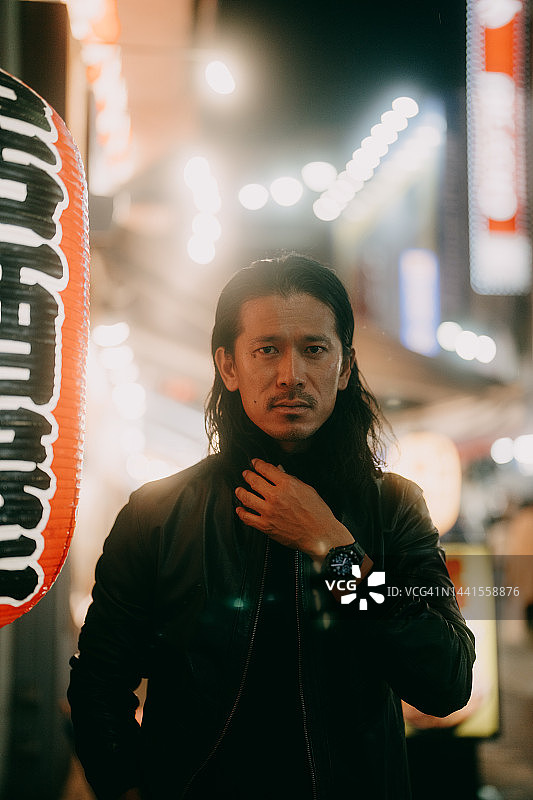 夜晚东京的男人画像图片素材