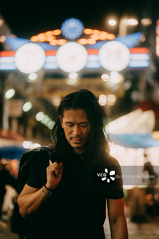 男人在东京夜市行走图片素材