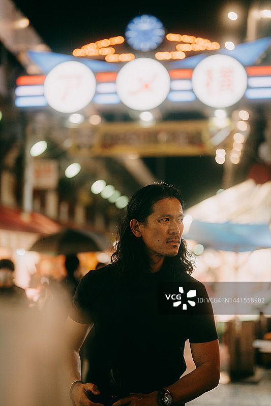 东京夜市里的男人图片素材