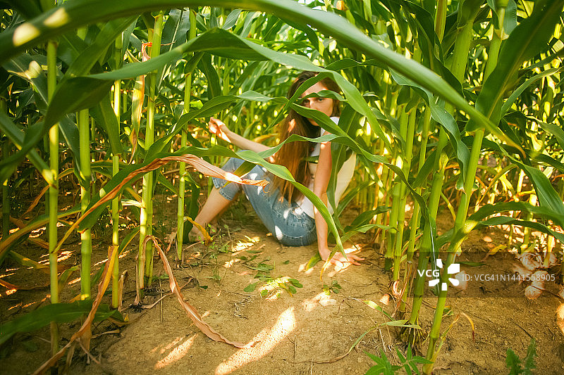 社交焦虑概念：心理健康、恐惧、逃避和孤独图片素材