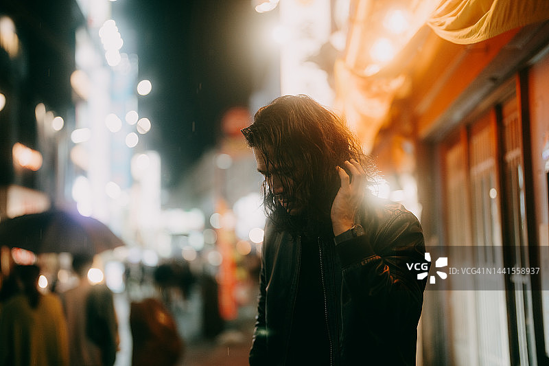 夜晚东京街头的男人图片素材