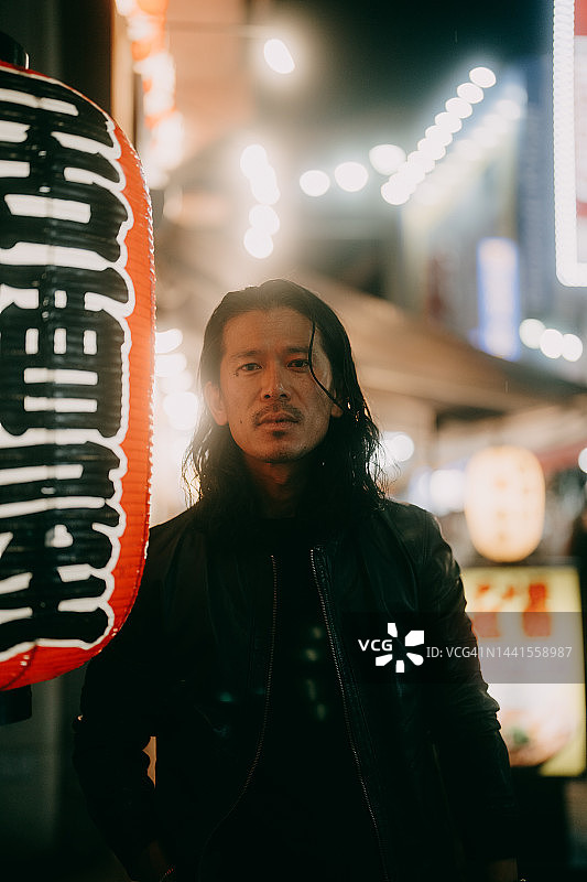 夜晚东京的男人画像图片素材