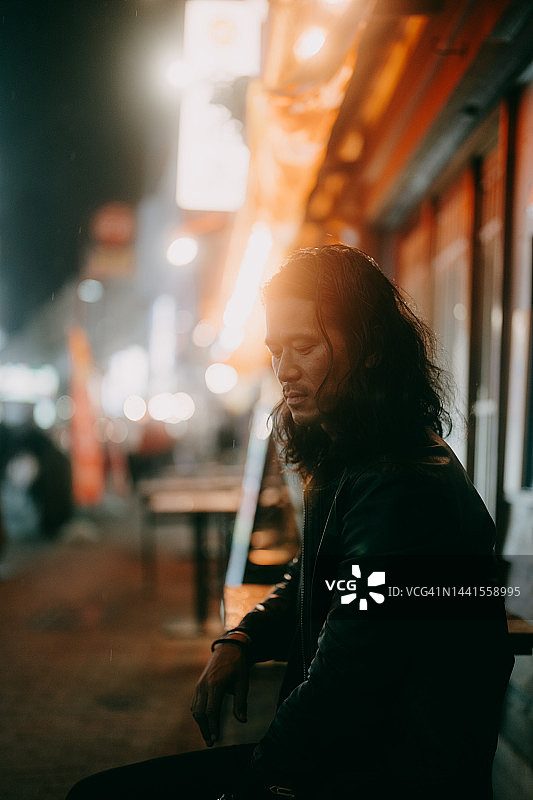 夜晚东京街头的男人图片素材