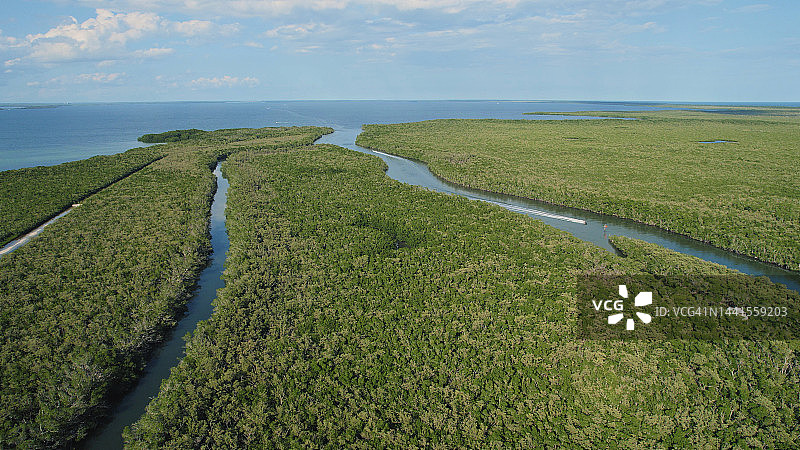 佛罗里达群岛基拉戈运河中疾驰的船只无人机视图图片素材