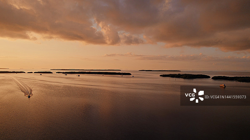 佛罗里达群岛伊斯拉莫拉达海岸的船只（无人机视角）图片素材