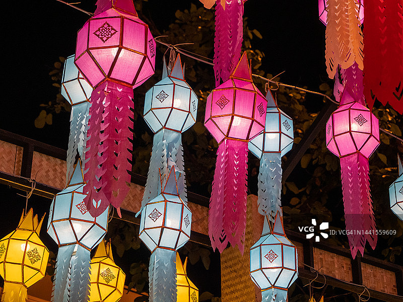 曼谷水灯节：寺庙里展示的各种颜色的泰式中式灯笼。古色古香的灯具照亮街道，呈现东南亚的庆祝活动和节日景象图片素材