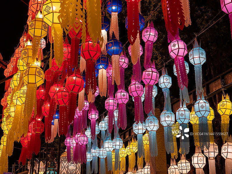 曼谷水灯节：寺庙里展示的各种颜色的泰式中式灯笼。古色古香的灯具照亮街道，呈现东南亚的庆祝活动和节日景象图片素材