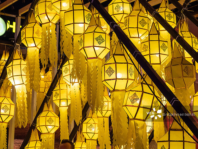 曼谷水灯节：寺庙里展示的泰式中国风彩色灯笼图片素材