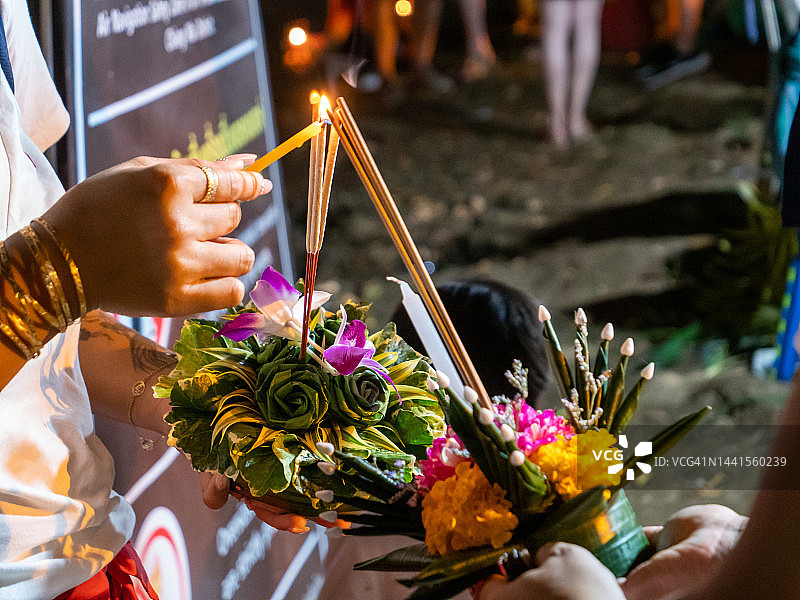 曼谷水灯节：泰式水灯花灯准备在河上航行，街道上灯光璀璨，东南亚庆祝活动和节日图片素材