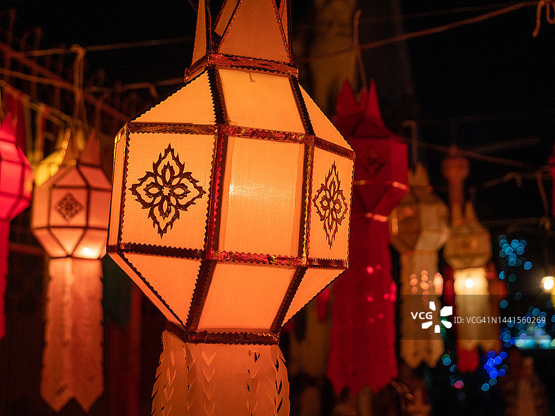曼谷水灯节：寺庙里展示的泰式中国风彩色灯笼图片素材