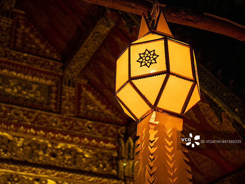 曼谷水灯节：寺庙里展示的泰式中国风彩色灯笼图片素材