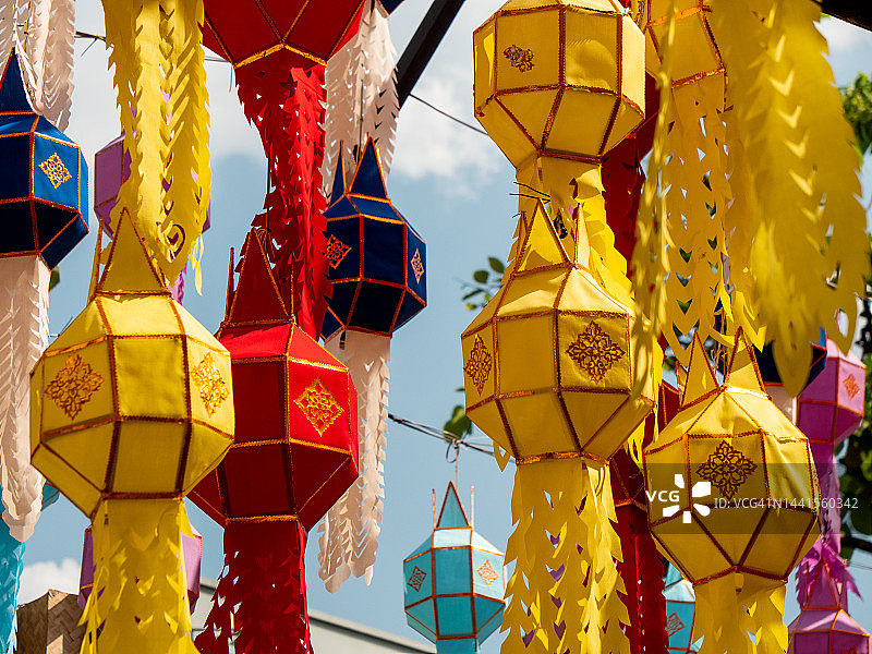 曼谷水灯节：寺庙里展示的各种颜色的泰式中式灯笼。古色古香的灯具照亮街道，呈现东南亚的庆祝活动和节日景象图片素材
