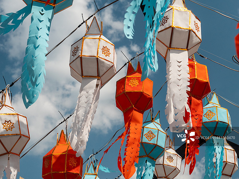 曼谷水灯节：寺庙里展示的泰式中国风彩色灯笼图片素材