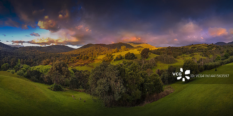 澳大利亚维多利亚州曼斯菲尔德山区群山的黄昏图片素材