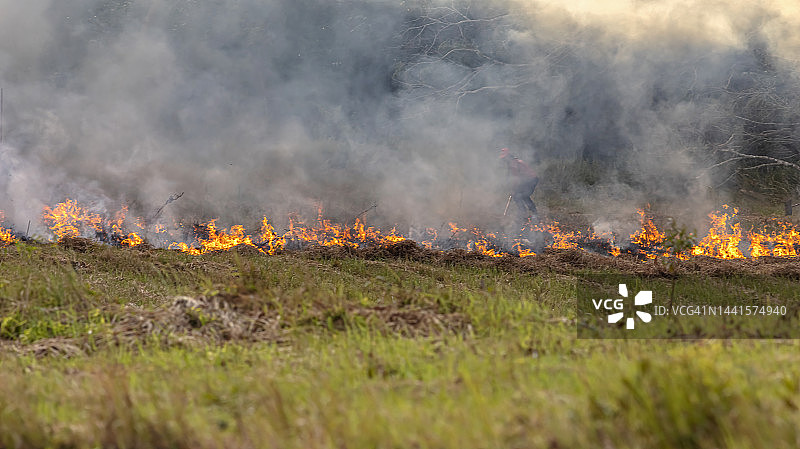 气候危机和灾难性热浪造成的全球变暖图片素材