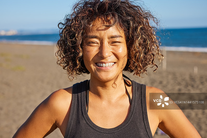 对着镜头微笑的肖像图片素材