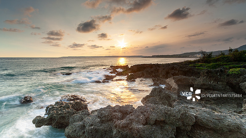 黄昏时分中国台湾垦丁的珊瑚海岸图片素材