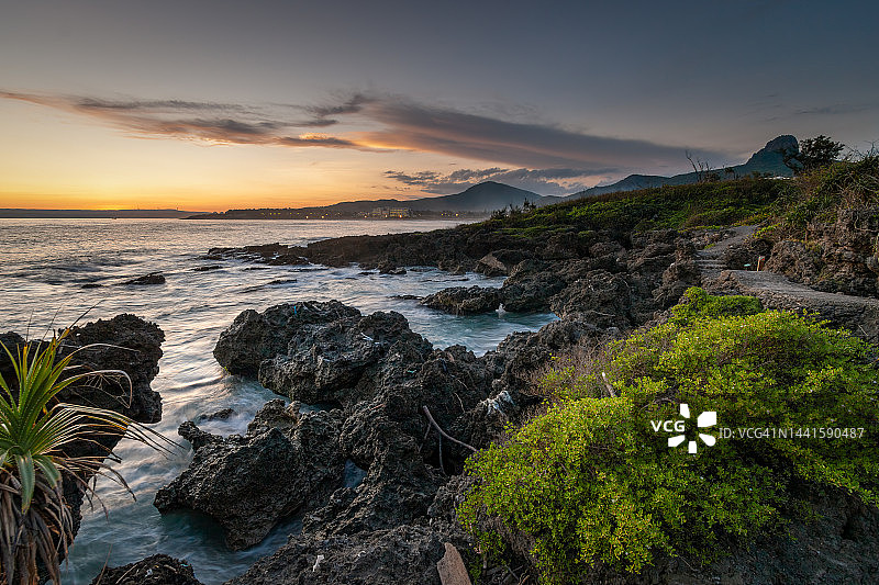 黄昏时分中国台湾垦丁的珊瑚海岸图片素材