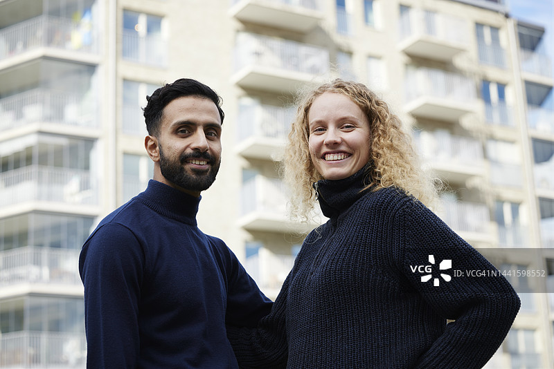 看着镜头的年轻人图片素材